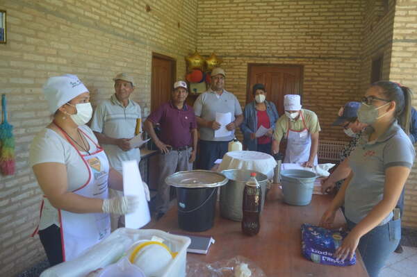 Capacitados en un curso taller elaboran productos lácteos - Noticiero Paraguay