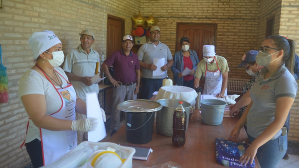 Capacitados en un curso taller elaboran productos lácteos - Noticiero Paraguay