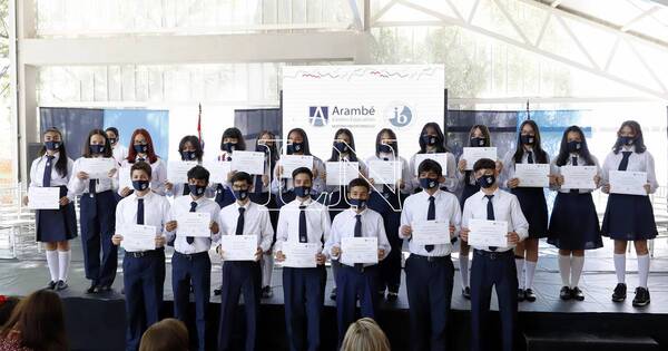 La Nación / En emotivo acto, estudiantes de Arambé se graduaron de la Escolar Básica