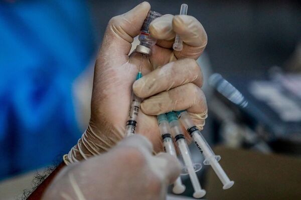 Estudio concluye que combinar vacunas de Sinovac y Pfizer es seguro - Mundo - ABC Color