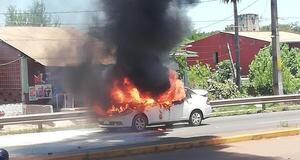 Hermanos salen ilesos tras incendio de vehiculo en el acceso al barrio Chaipé de Encarnación