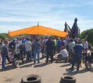 Pobladores de Horqueta y Arroyito bloquean la ruta y exigen mejoras - Paraguay.com