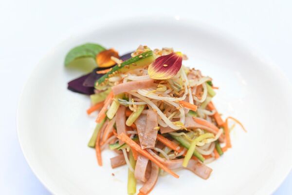 Ensalada fresca y nutritiva para incluir a los brotes de soja