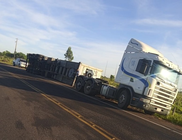 Accidente con suerte: Vuelca el semirremolque de un camión