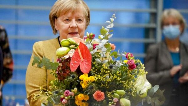 Alemania se despide de Angela Merkel con cariño y un desfile militar