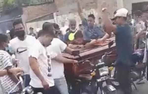 Ecuador: jóvenes pasearon el cadáver de su amigo en una moto