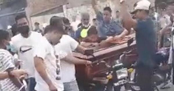 Insólito: sacaron un cadáver del ataúd para darle un último paseo en moto