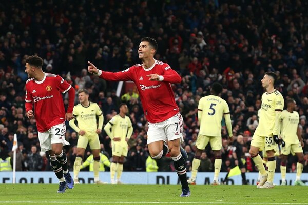 Manchester United revive con un doblete de CR7 que superó los 800 goles