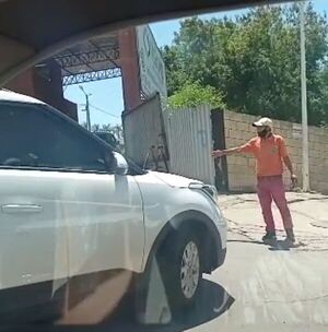 Ante caos en el tránsito y ausencia de los agentes de la PMT, transeúntes dirigen el tránsito - ABC en el Este - ABC Color