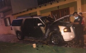 Incendian camioneta estacionada en el patio de una vivienda