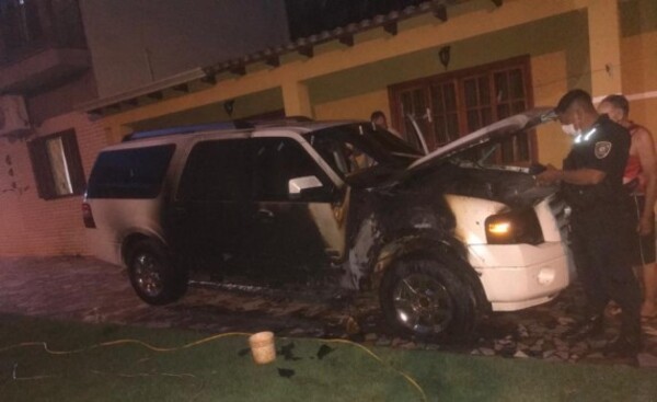 Incendian camioneta estacionada en el patio de una vivienda
