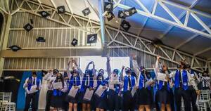 La Nación / Arambé lanzó 21 birretes al cielo: entre risas, lágrimas y abrazos, estudiantes se despidieron de su etapa escolar