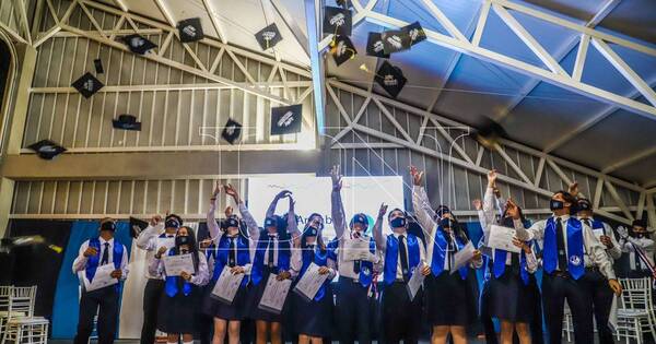 La Nación / Arambé lanzó 21 birretes al cielo: entre risas, lágrimas y abrazos, estudiantes se despidieron de su etapa escolar