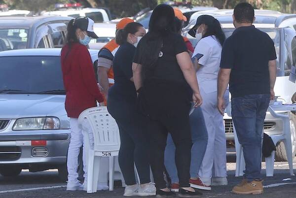 Crónica / ¿OBESIDAD POR ESTRÉS? Personal de blanco, con “rollitos” de más