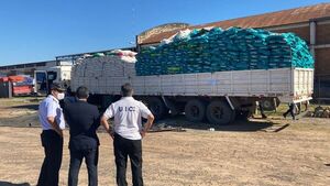 Turba intentó rescatar una carga ilegal de 25 toneladas