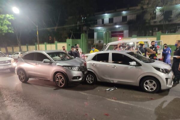 Triple choque sobre Gral. Santos y Mcal. López deja tres heridos - Nacionales - ABC Color