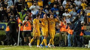 Carlos González asiste y marca en primera semifinal