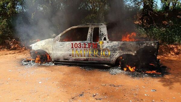 Hallan camioneta incinerada en la línea internacional