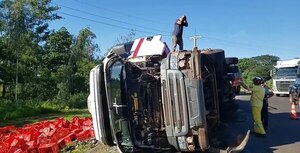 Camión trasportador de cerveza vuelca en Coronel Oviedo - Noticiero Paraguay