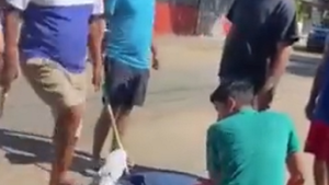 Vecinos reducen a golpes a dos presuntos motoasaltantes