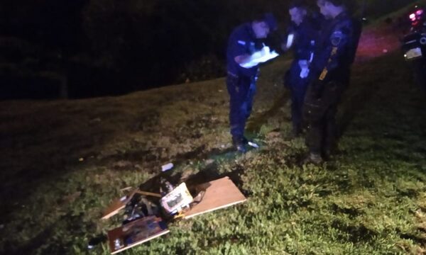 Delincuentes abandonaron tragamonedas al ser perseguidos por guardia ciudadana