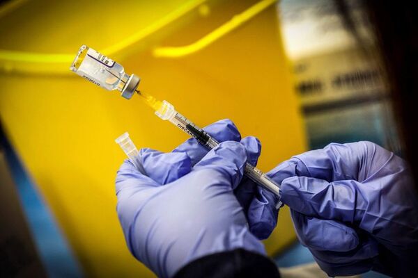 Denunciado por intentar vacunarse con un brazo de silicona en Italia - Mundo - ABC Color