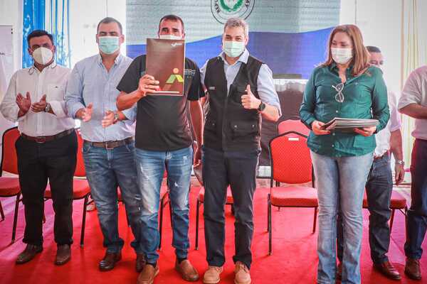 Entregan títulos de propiedad, equipos tecnológicos y aportes en Caazapá - .::Agencia IP::.