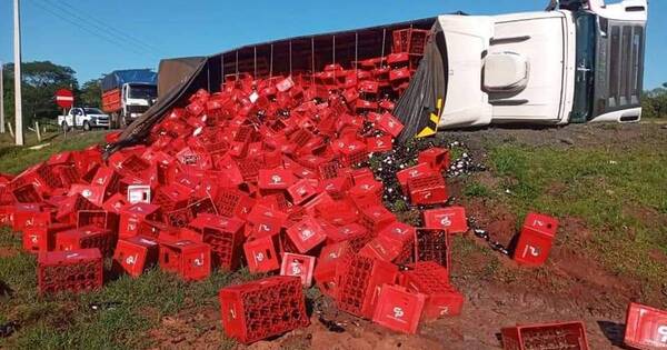 La Nación / Coronel Oviedo: camión cervecero vuelca en peligrosa rotonda