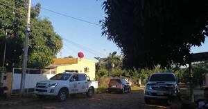 La Nación / Policías rodean una casa donde ubicaron un vehículo robado mediante GPS