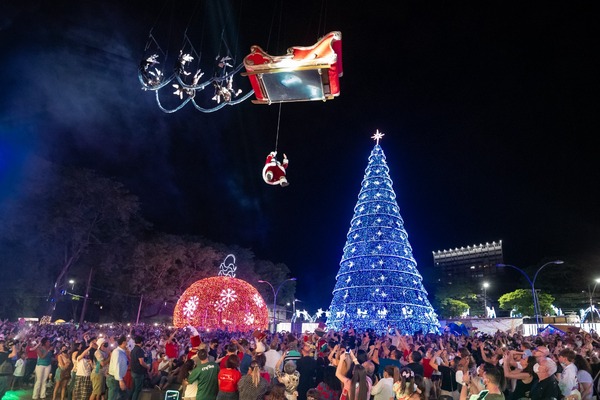 Vecinos disfrutan de la Navidad de las Aguas y las Luces en Foz - La Clave