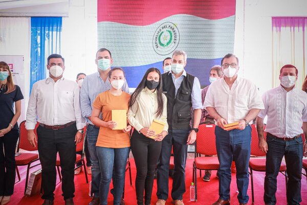 En Caazapá entregan títulos de propiedad, equipos tecnológicos y aportes