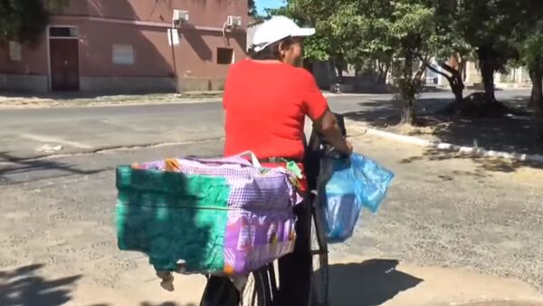 Sacó adelante a sus hijos vendiendo empanadas en bicicleta