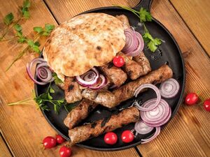 Cevapi: los rollos de carne molida típicos de los Balcanes - Gastronomía - ABC Color