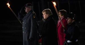 La Nación / Angela Merkel recibió despedida militar, con música de Nina Hagen