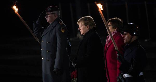 La Nación / Angela Merkel recibió despedida militar, con música de Nina Hagen