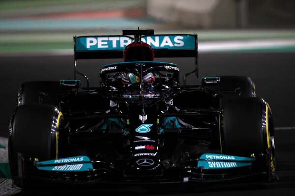 Hamilton arranca con buen pie en Jeddah