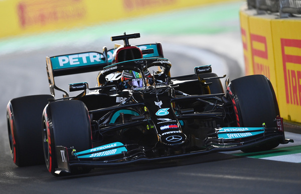 Hamilton lidera el 1-2 de Mercedes en la segunda práctica