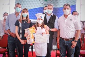 El jefe de Estado entregó certificados y kits de emprendedurismo del SINAFOCAL a egresados de Caazapá - El Trueno