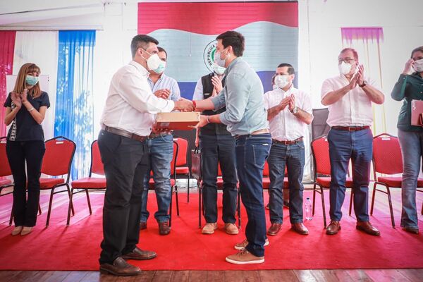 Secretaría de la Juventud entregó equipos de informática para montar espacio de conectividad en Caazapá - El Trueno