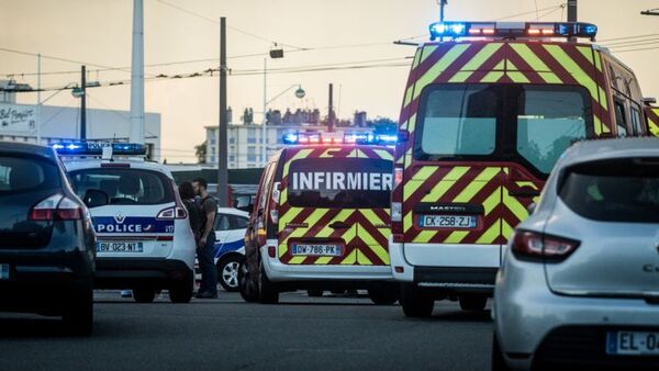 Vagabundo salva a un comerciante atrapado por un incendio en su negocio en Franciа