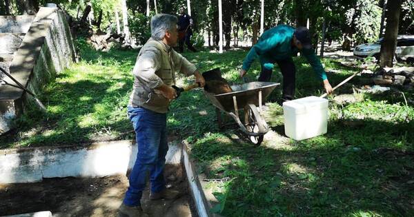 La Nación / Ministro Giuzzio limpia el parque Caballero mientras delincuentes copan calles