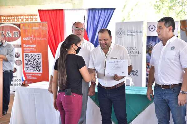Ministerio de Trabajo entregó kits de emprendedurismo y certificados a egresados del Sinafocal y SNPP - OviedoPress