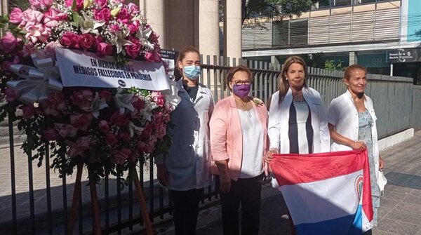 Médicos homenajean a sus colegas fallecidos durante la pandemia y lanzan críticas al gobierno - ADN Digital