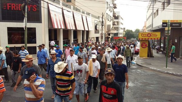 Miles de campesinos marchan en el microcentro y generan un verdadero caos vehicular.