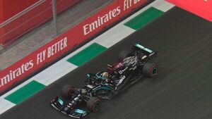 Hamilton da el primer golpe en Arabia Saudita