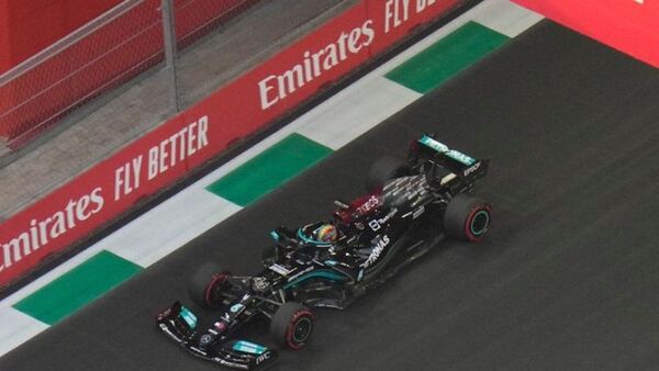 Hamilton da el primer golpe en Arabia Saudita
