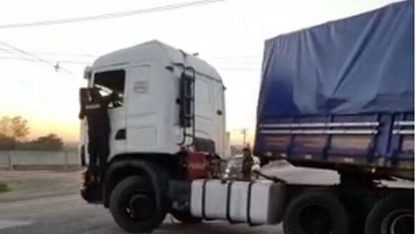 Un camión con contrabando escapa pese a acción arriesgada de policía