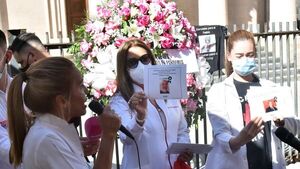 Médicos fustigan que fueron “postergados”