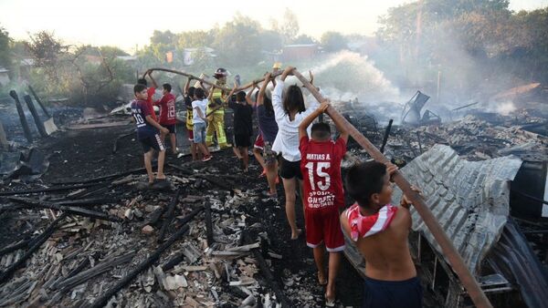 Incendio dejó en la calle a nueve familias