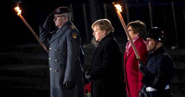 La Nación / Angela Merkel recibió una despedida militar